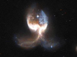 Крылья ангела. Телескопу Хаббл удалось запечатлеть необычное слияние галактик