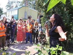 Настя Каменських у мінісукні приїхала до Ірпеня: підтримала волонтерів Добробату і заспівала для них