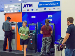 У россиян по всему миру начинают отключаться карты. Банкоматы их не принимают