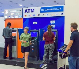 У россиян по всему миру начинают отключаться карты. Банкоматы их не принимают