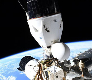 Космический корабль Dragon завтра вернется на Землю: он доставит ценный груз