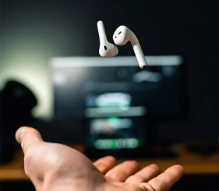 Найден способ превратить наушники Apple AirPods в подслушивающее устройство