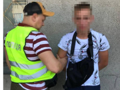 В Киеве мошенники сбили полицейского, пытаясь уехать с украденными деньгами