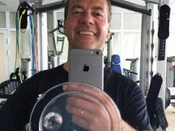 Медведев в Instagram убрал подписку на правительство РФ