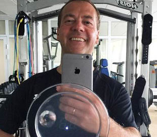 Медведев в Instagram убрал подписку на правительство РФ