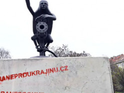 Гоблін із газовим краном: у Празі встановили пам’ятник путіну