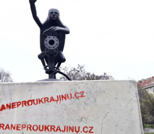 Гоблін із газовим краном: у Празі встановили пам’ятник путіну