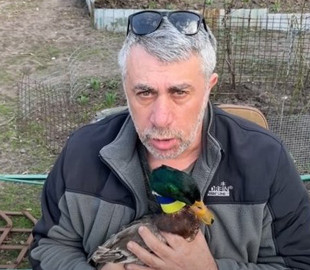 Комаровский с гусем в руках показал биологическое «оружие» украинцев
