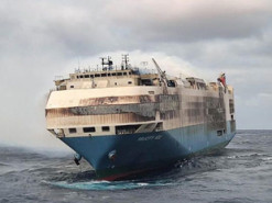 Судно с 4 тыс. автомобилей, на котором случился пожар, затонуло в Атлантическом океане