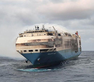 Судно с 4 тыс. автомобилей, на котором случился пожар, затонуло в Атлантическом океане