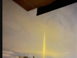 У російському Бєлгороді помітили дивне явище в небі, схоже на промінь світла