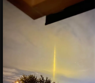 У російському Бєлгороді помітили дивне явище в небі, схоже на промінь світла