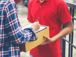 Водителя крупнейшей службы экспресс-доставки поймали на краже интернет-заказов