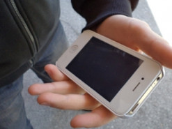 Под Харьковом мужчина несколько раз ударил односельчанку по голове и забрал мобильный телефон