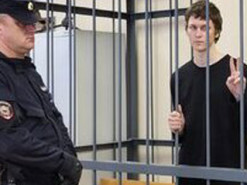 Росіянина посадили більш ніж на 3 роки за те, що він спалив опудало у військовій формі