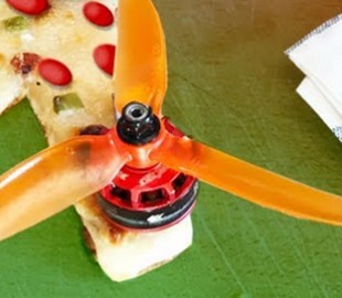 Блогер приготовил и запустил съедобный дрон из пиццы