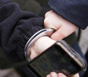 Чоловік викрав у дівчини телефон та сів за ґрати на 7 років