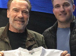 Уродженець Бучі подарував Шварценеггеру вишиванку від українського бренду (ФОТО)