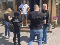 Припинено діяльність організованої злочинної групи, яка торгувала автомобілями для ЗСУ