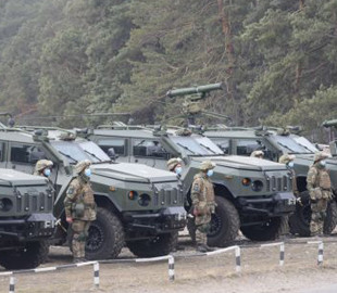 Як готують військовослужбовців для екстремального водіння