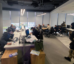 Викрито учасників транснаціональної шахрайської групи, які привласнили гроші сотень тисяч осіб по всьому світу