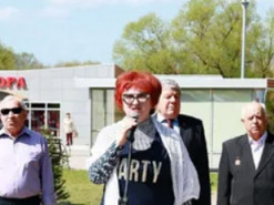 Чиновница из партии Путина пришла на траурный митинг в платье с надписью PARTY и придумала позорную отмазку