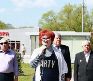 Чиновница из партии Путина пришла на траурный митинг в платье с надписью PARTY и придумала позорную отмазку