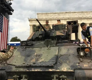 Бомбардувальники, танки та гаубиці: США готуються до військового параду на день народження Трампа