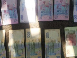 У Рівному поліцейські викрили шахрая, який ошукав пенсіонерів на майже 210 тисяч гривень