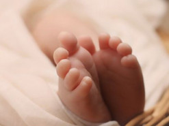 В Киеве женщина родила возле станции метро: в сети поздравляют мать