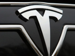 Беспилотная Tesla проехалась по центру Киева благодаря утекшему FSD