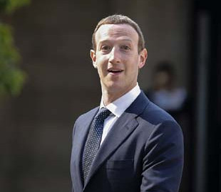 От Facebook требуют, чтобы Цукерберг сдал контроль над соцсетью