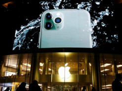 Продажи iPhone в Китае рухнули более чем на треть