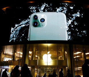 Продажи iPhone в Китае рухнули более чем на треть