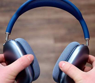 Apple работает над недорогой версией AirPods Max