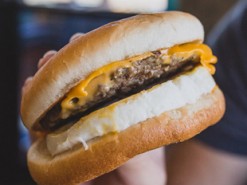 Бесплатные бургеры: подростки из Австралии нашли баг в терминале McDonald’s