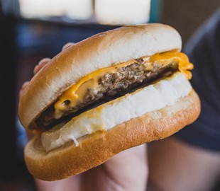 Бесплатные бургеры: подростки из Австралии нашли баг в терминале McDonald’s