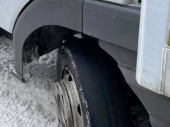 У мережі показали фото вантажівки “Укрпошти” з лисою ґумою. Там відповіли, що це було запасне колесо