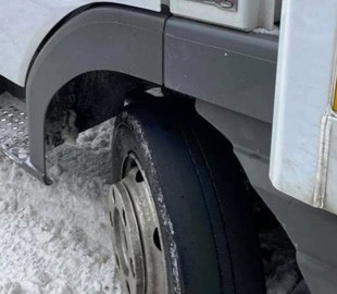 У мережі показали фото вантажівки “Укрпошти” з лисою ґумою. Там відповіли, що це було запасне колесо