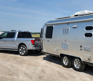 Эксперимент доказал, что электрический пикап Ford F-150 Lightning при буксировке трейлера теряет половину запаса хода