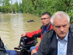 В затопленной Керчи Аксенова сопровождала группа пловцов: реакция соцсетей