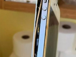 Женщина нашла потерянный 10 лет назад iPhone в унитазе