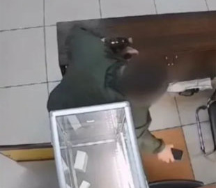 У Дніпрі 35-річний чоловік вкрав телефон у ТЦ і може провести у в'язниці до 8 років: відео моменту