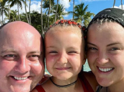 Дружина Ткача показала, як разом з донькою заробляла гроші для ЗСУ