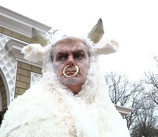 Директор Одесского зоопарка снял новогодний клип в костюме быка