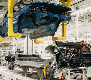 По мнению автоэксперта, электрические пикапы Rivian R1T стоят больше, чем за них просят