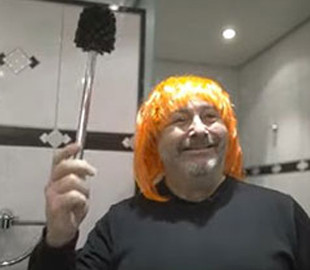 Владелец немецкой виллы, где жил Навальный, снял пародию на российских пропагандистов