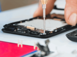 Власти хотят сделать ремонт iPhone общедоступным