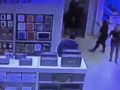 Мужчина избил сотрудницу магазина за отказ в замене iPhone X