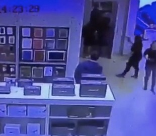 Мужчина избил сотрудницу магазина за отказ в замене iPhone X